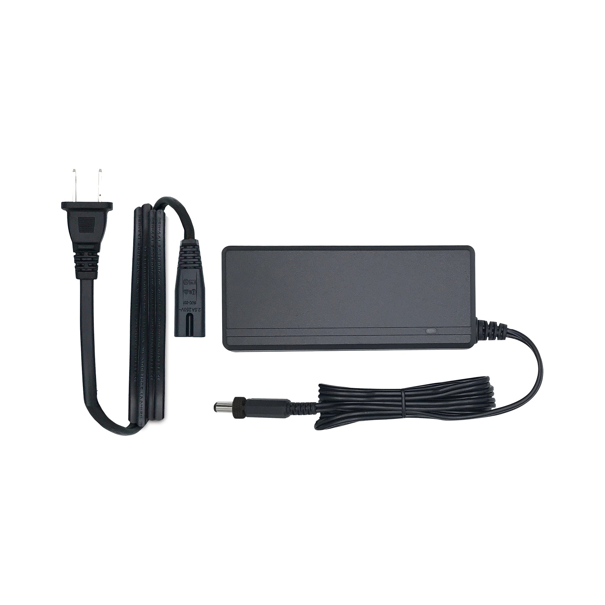 Schwarzes Netzteil mit Stromkabel, Ladegerät für elektronische Geräte auf weißem Hintergrund