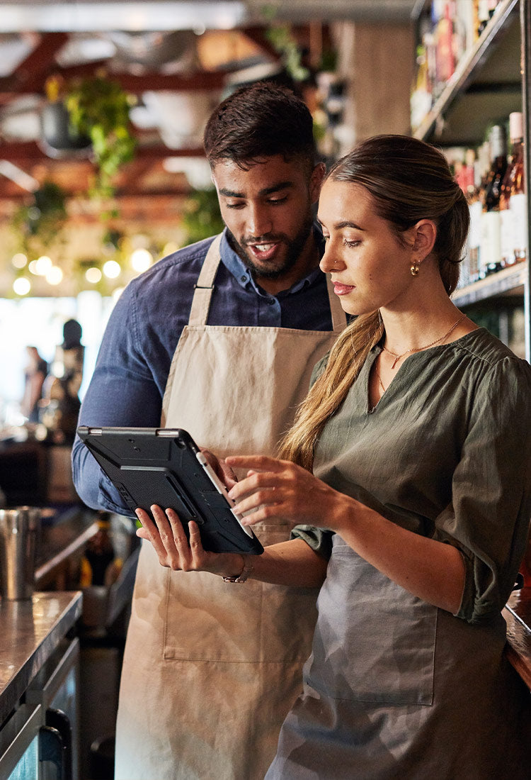 Anwendungsbild mit Mitarbeitern eines Restaurant mit Tablet in der Hand
