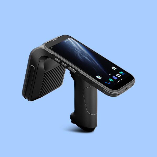 Modernes Handheld-Gerät mit Touchscreen und Griff vor blauem Hintergrund