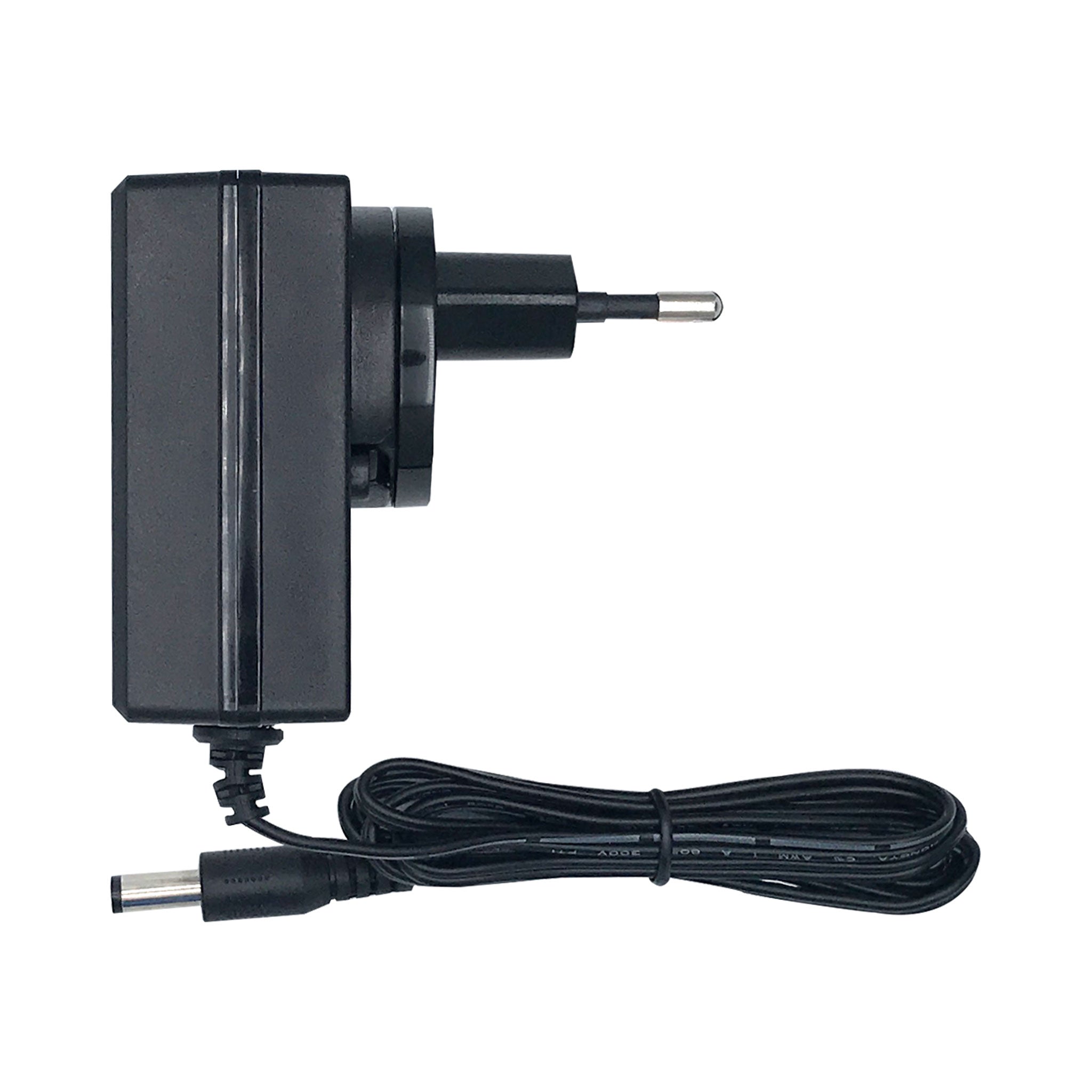 Schwarzes 12V 2A Netzteil mit EU-Stecker und DC-Anschlusskabel vor weißem Hintergrund