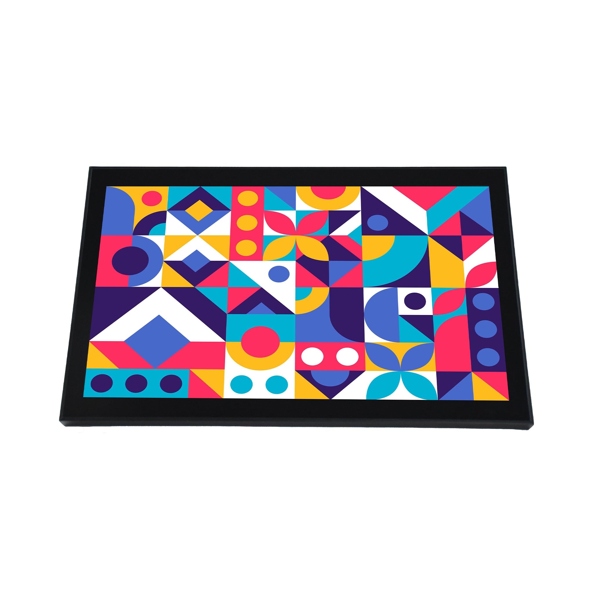 Bunte geometrische Wandkunst im schwarzen Rahmen, modernes abstraktes Muster auf weißem Hintergrund