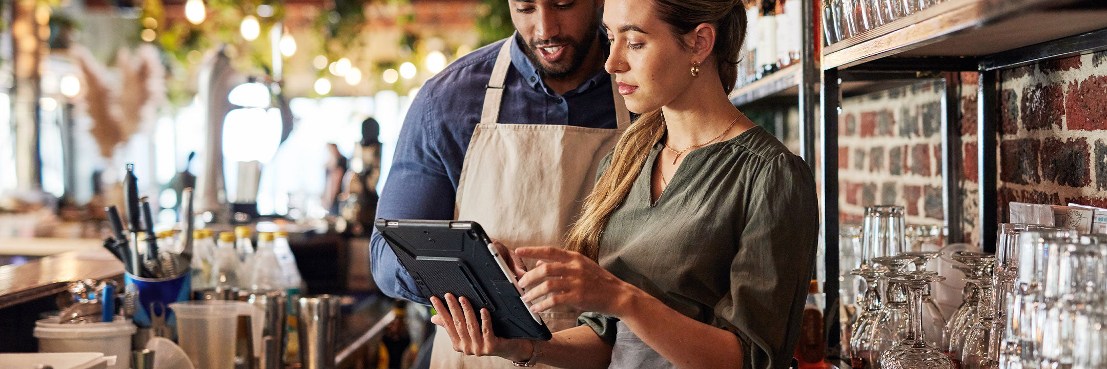 Anwendungsbild mit Mitarbeitern eines Restaurant mit Tablet in der Hand