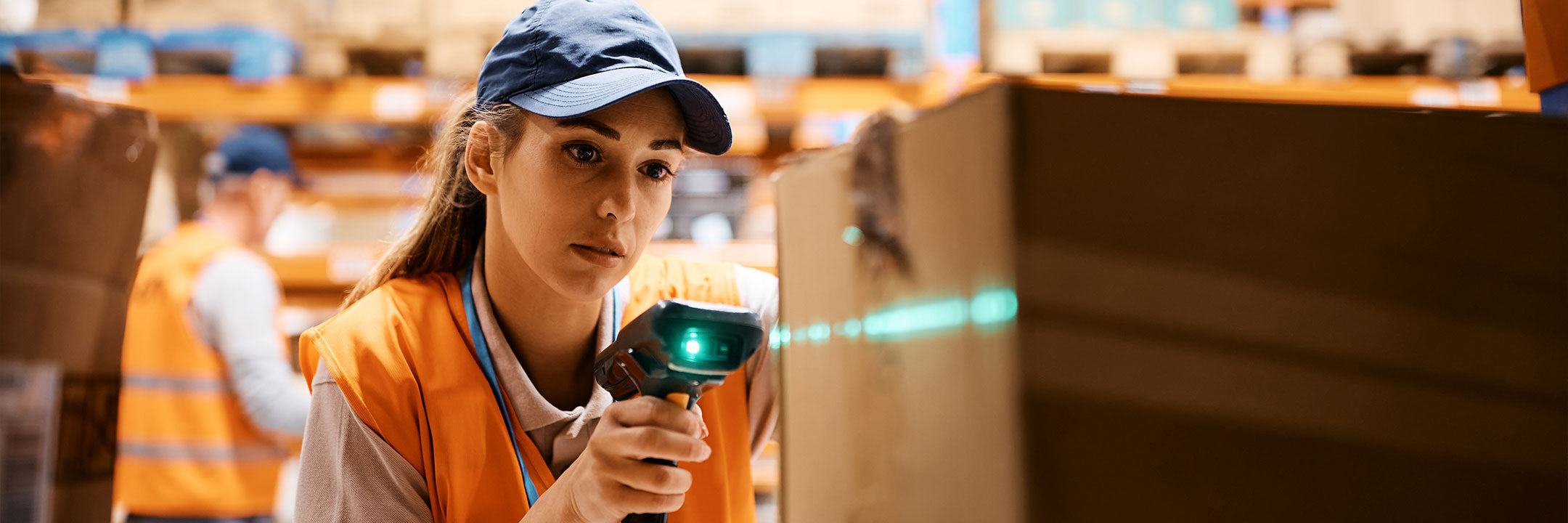 Anwendungsbild Lagermitarbeiterin beim scannen mobile Ansicht