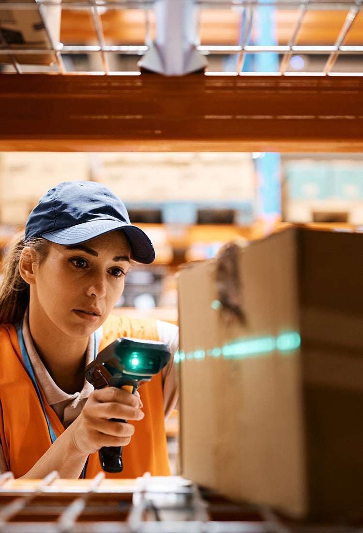 Anwendungsbild Lagermitarbeiterin beim scannen mobile Ansicht
