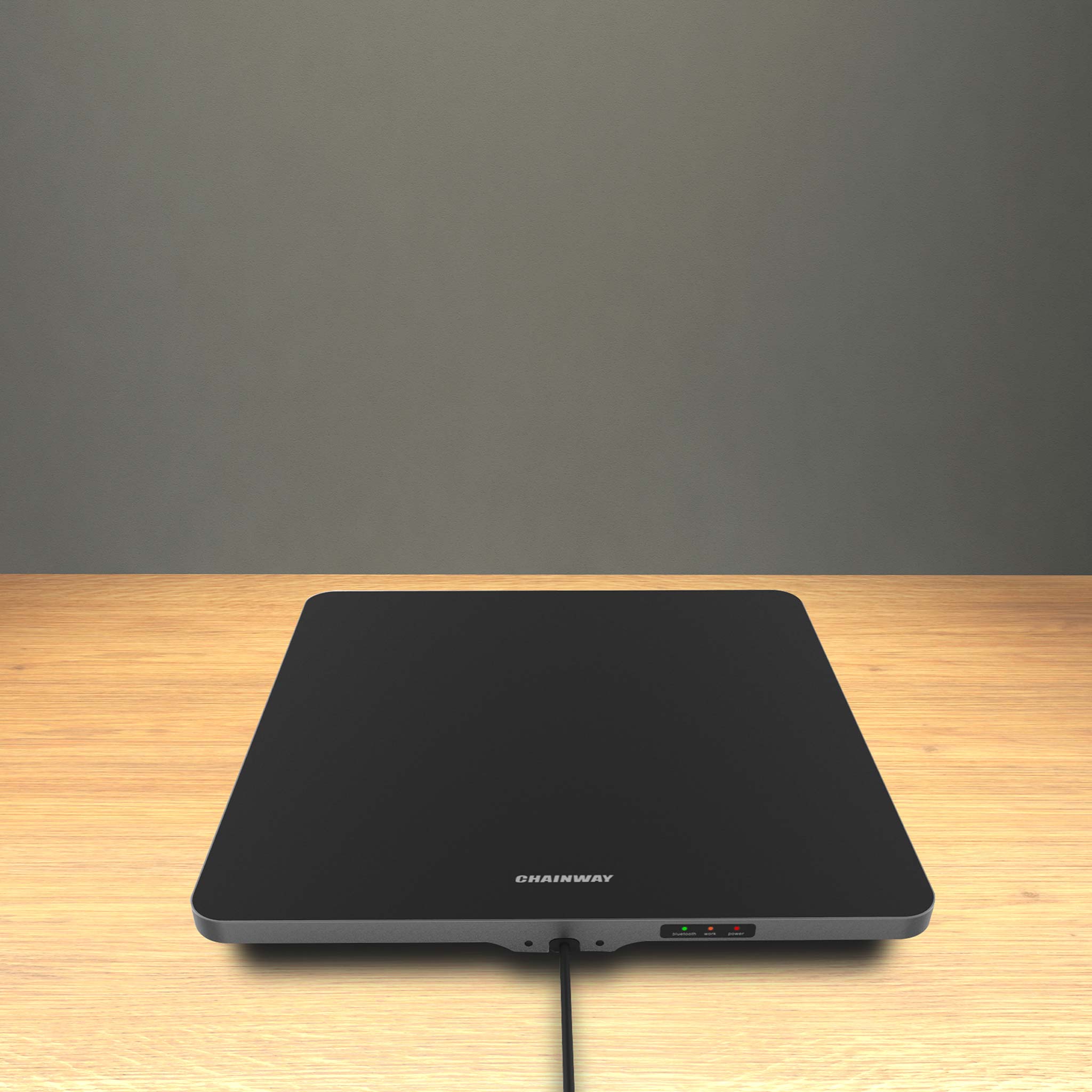 Chainway R3 UHF RFID Lesegerät schwarz, flaches Design, auf Holztisch, Vorderansicht